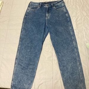 Hollister High Rise Cropped Mom Jeans